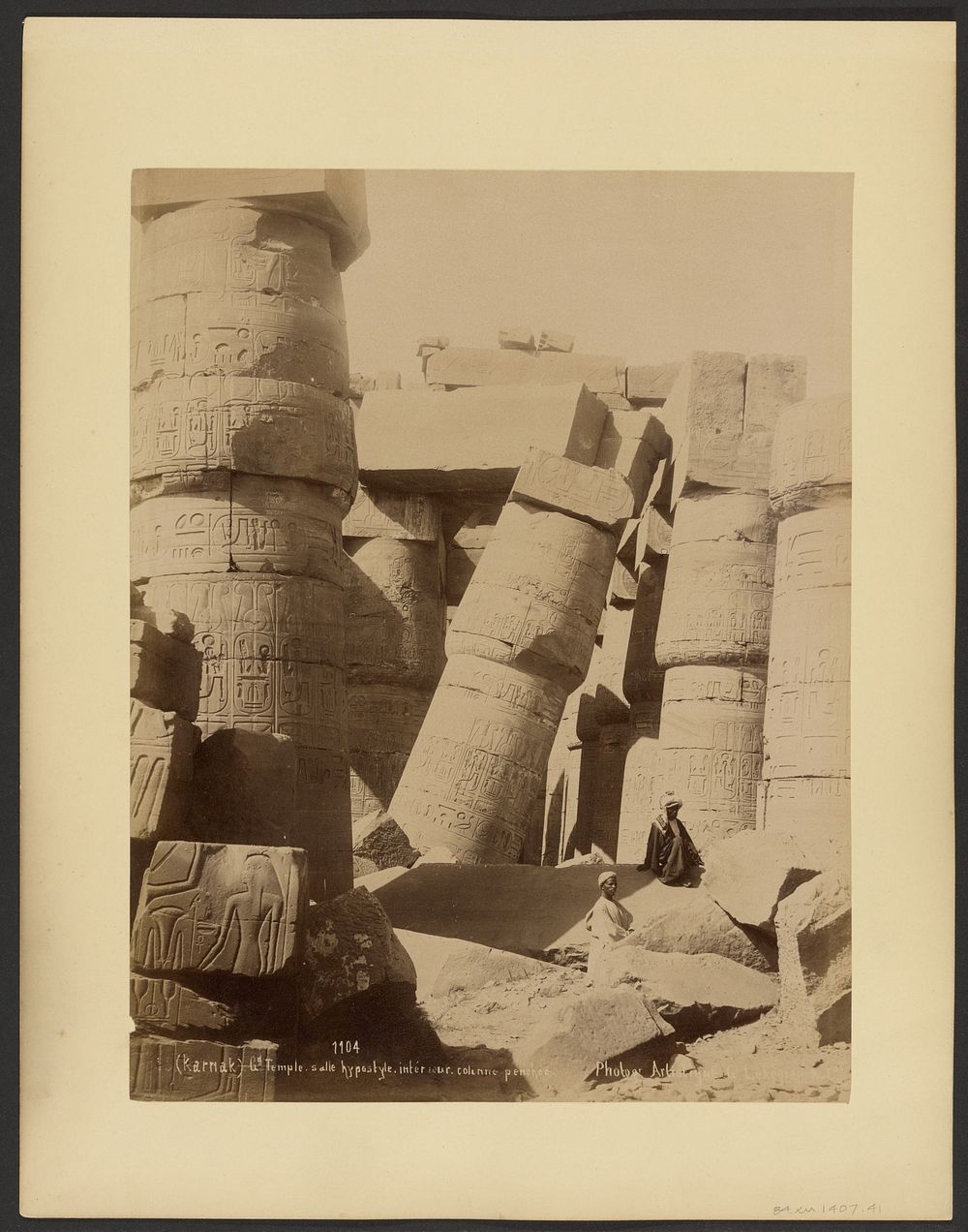 (Karnak) Gd. Temple, salle hypostyle, interieur, colonne penchee by G Lekegian