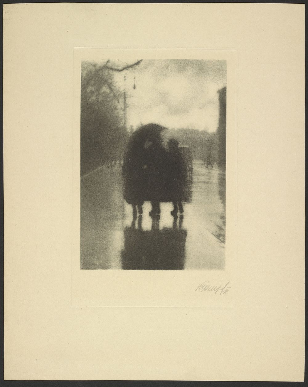 Three figures in the rain by Günther Krampf