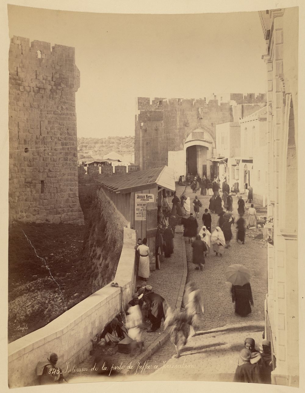 Intérieur de la porte de Jaffa à Jerusalem by Félix Bonfils