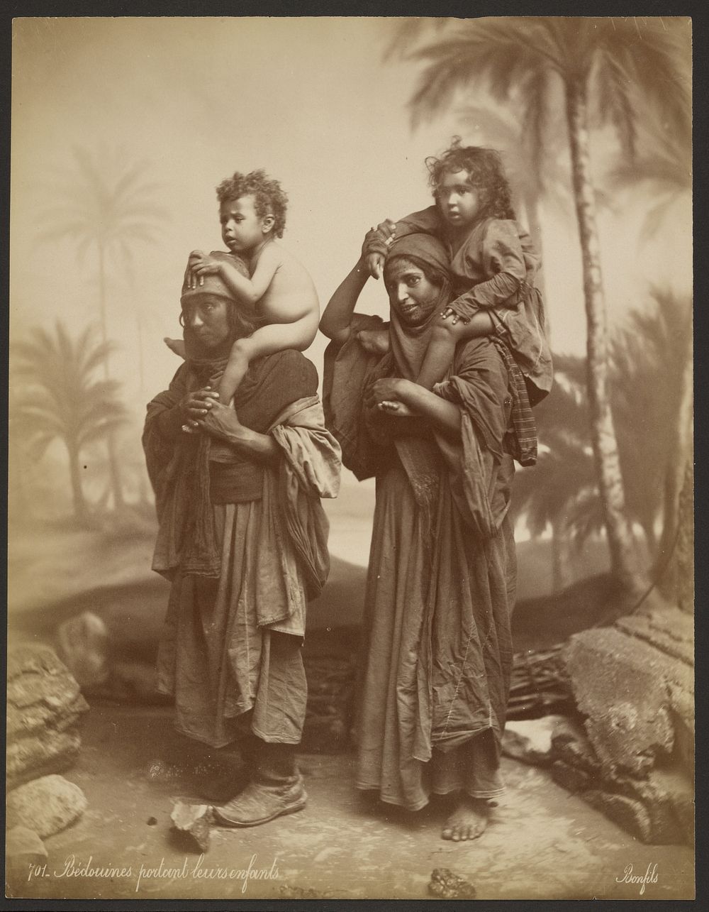 Bedouines portant leurs enfants by Félix Bonfils
