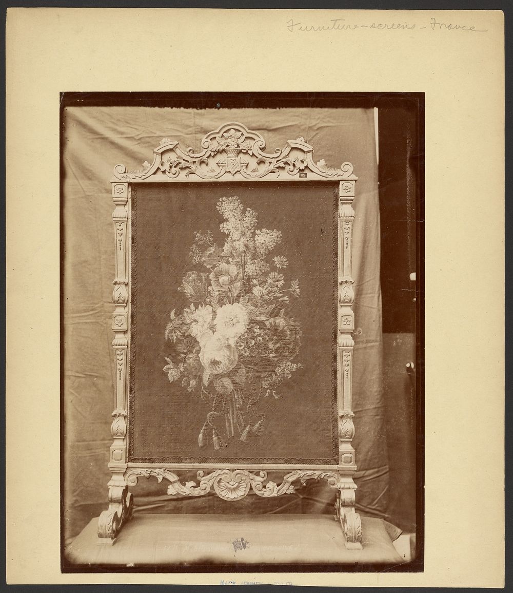 Screen with bouquet of flowers