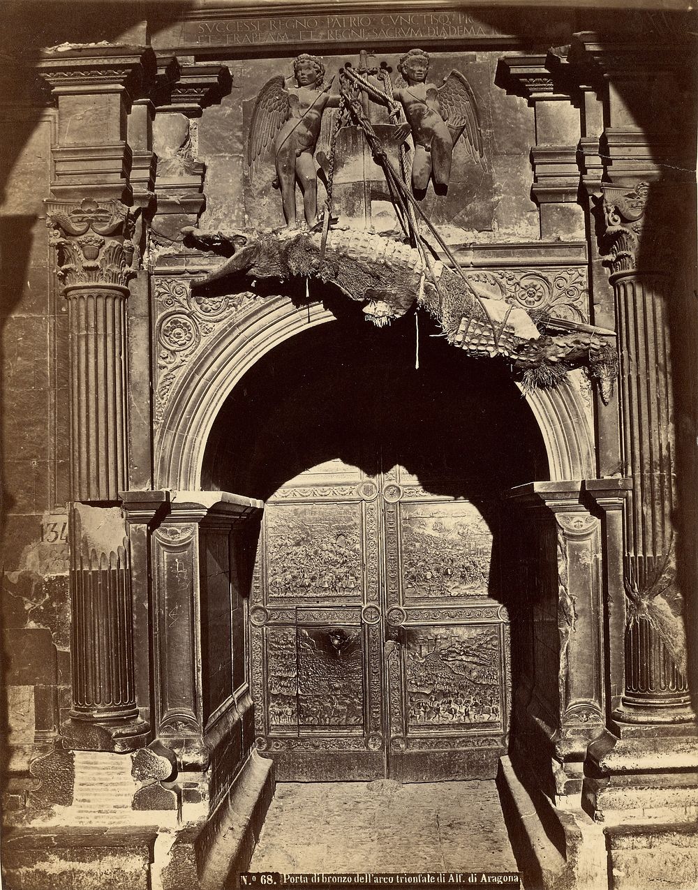 Porta di bronzo dell'arco trionfale di Alfonso di Aragona