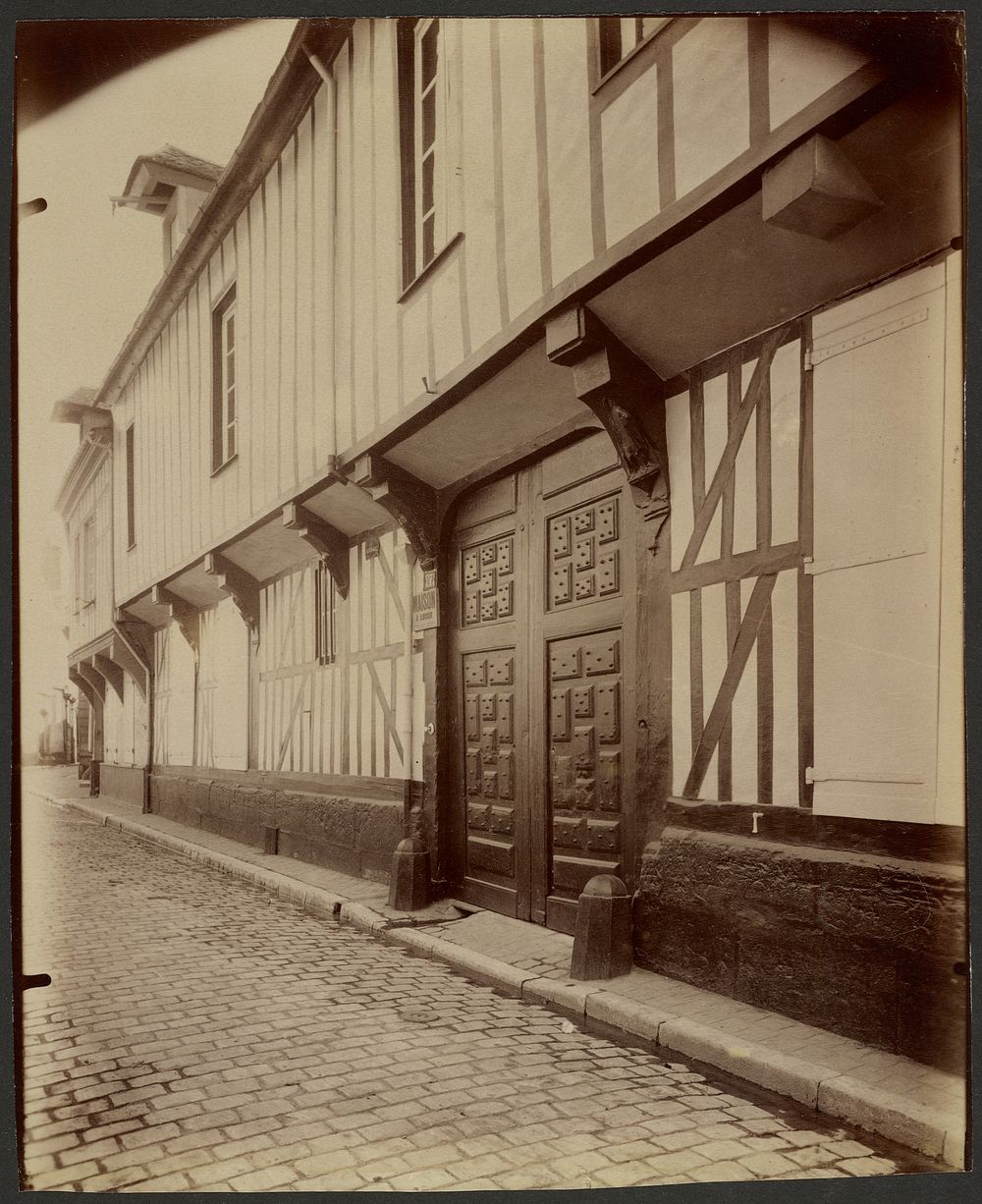Beauvais, Maison, 27 Rue Pantaléon. by Eugène Atget