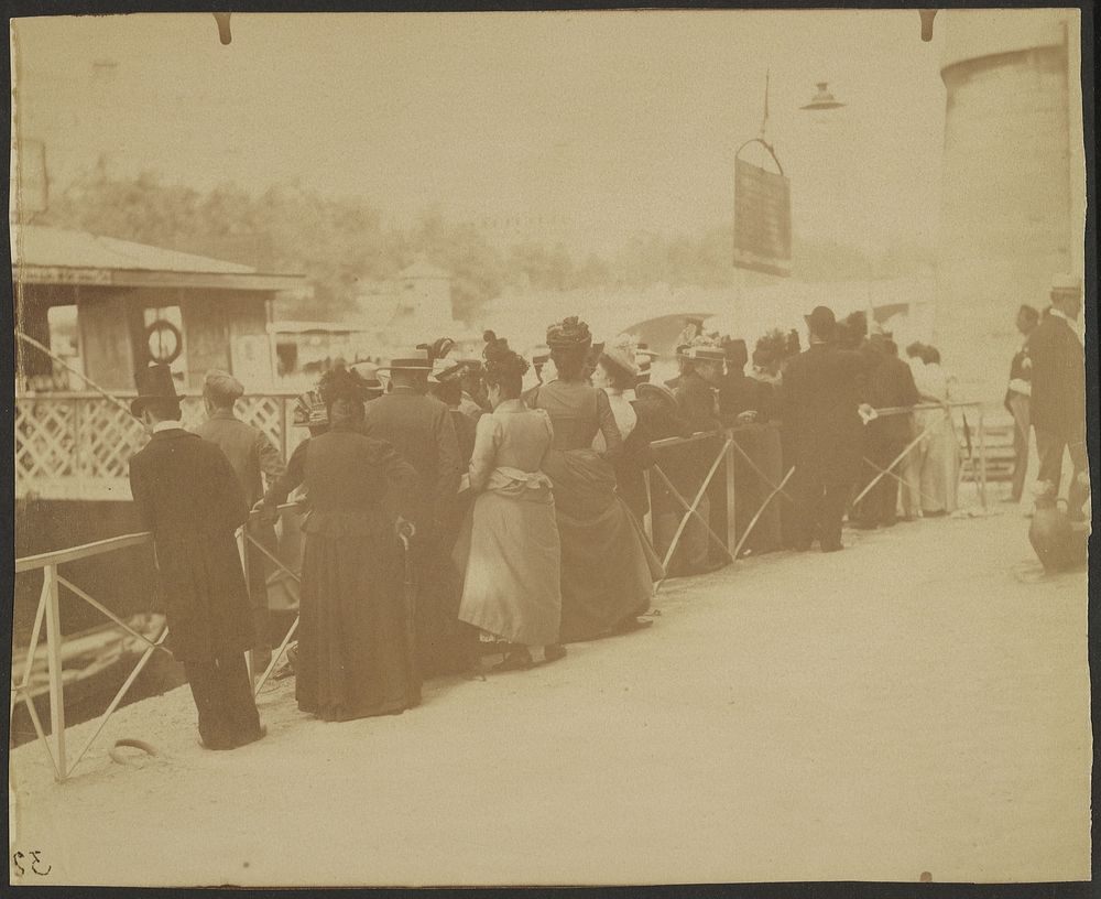 Groupe à l'Embarcadère des "Bateaux-mouche" by Eugène Atget