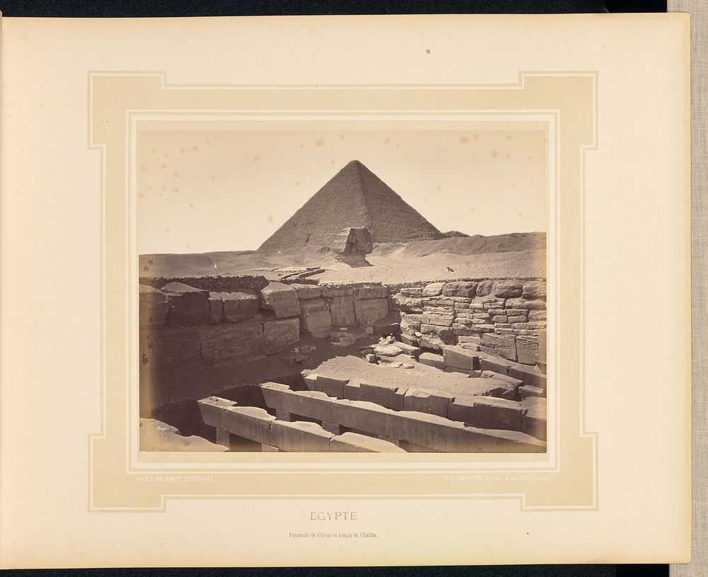 Égypte: Pyramide de Chéops et temple de Chaffra by Félix Bonfils