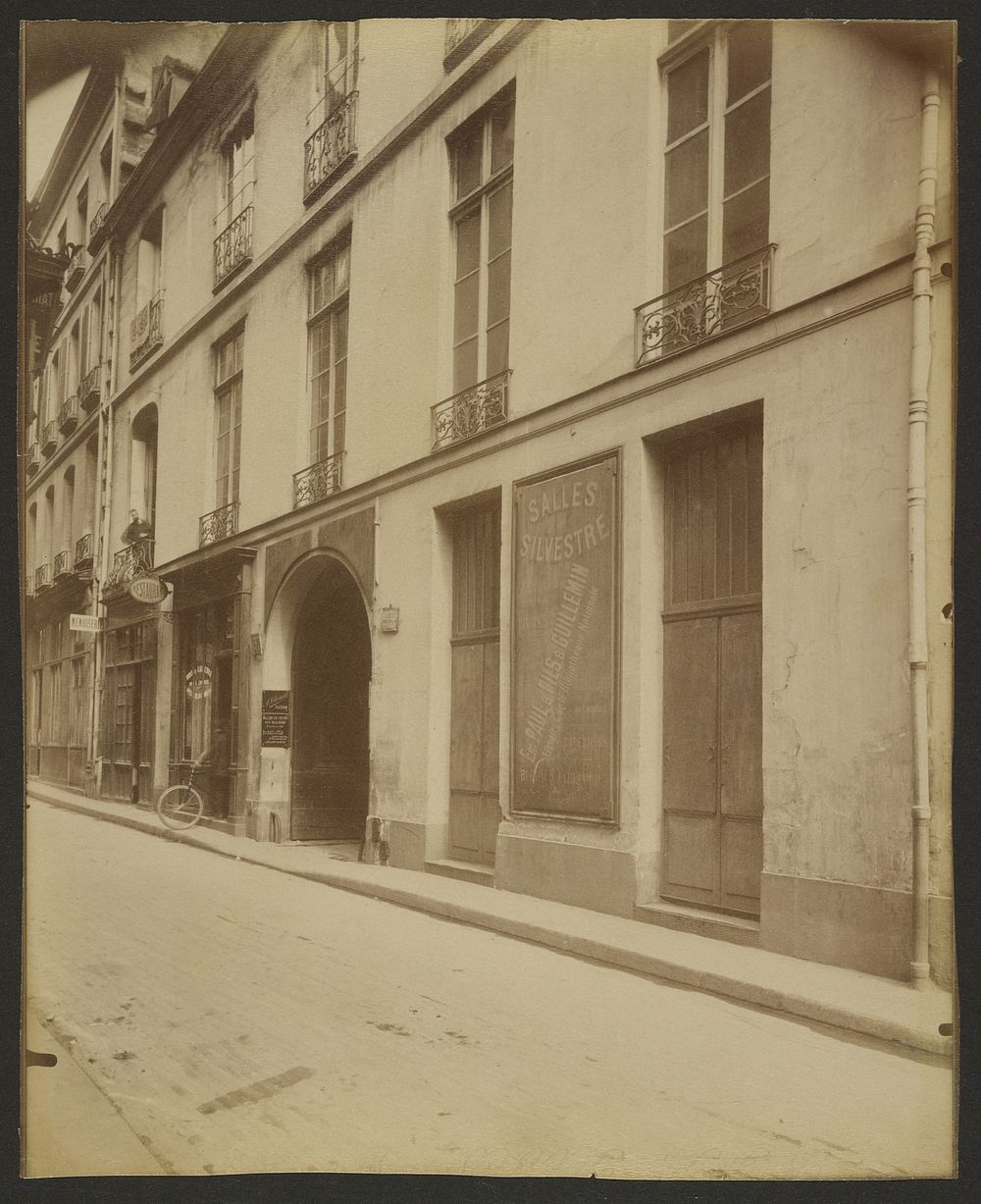 Hôtel de la Guillonière, 28 rue des Bons-Enfants, Richelieu y habita (1°) by Eugène Atget