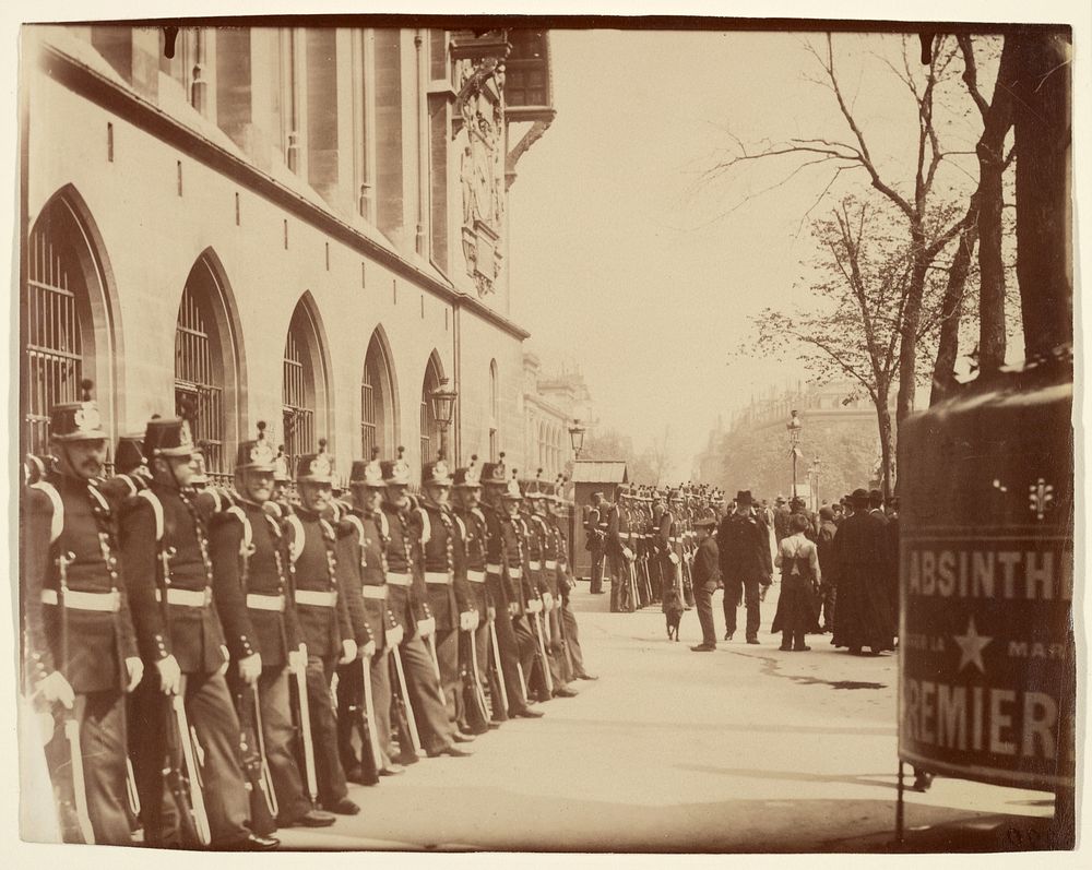 Gardes Républicains devant le Palais de Justice (Republican Guards in front of the Palais de Justice) by Eugène Atget