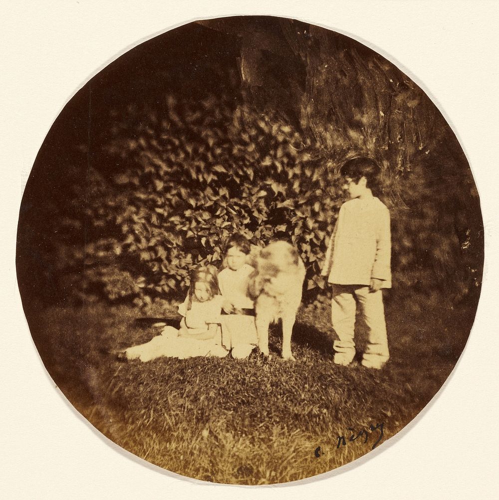 Trois petits enfants et un chien dans un jardin by Charles Nègre