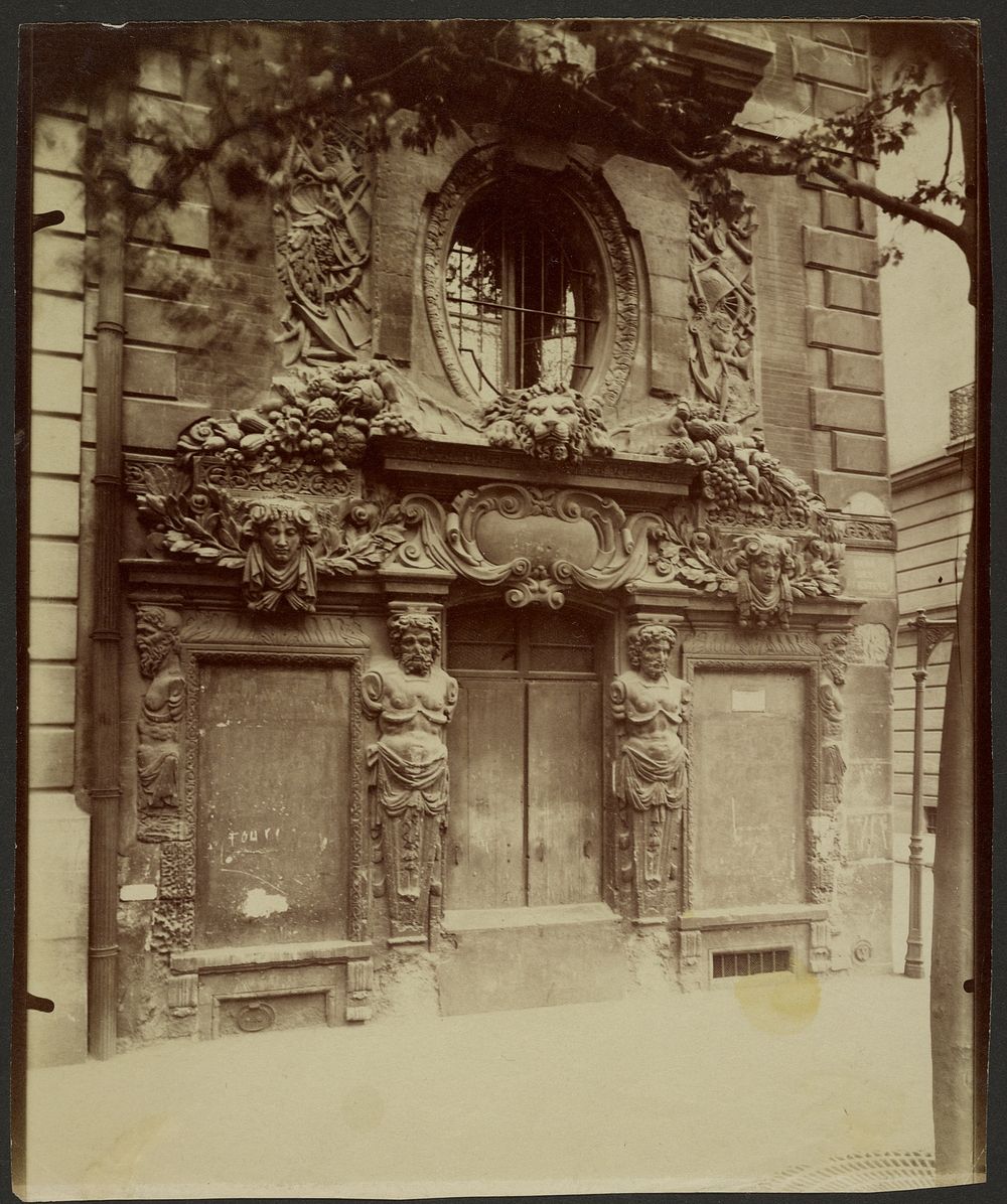 Hôtel Fieubet, Quai des Célestins by Eugène Atget