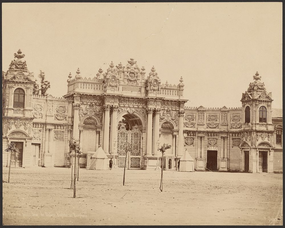Porte du palais Imperial de Dolma Bagtche au Bosphore by Pascal Sébah