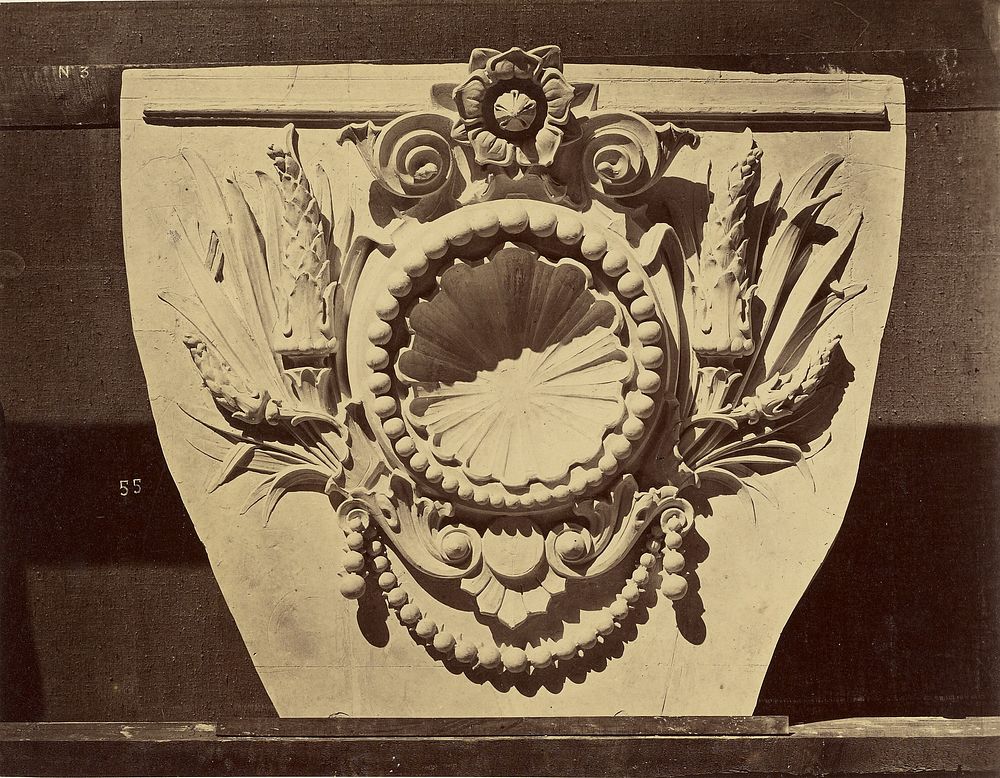 Cartouche servant d'applique sur les piliers du vestibule circulaire. by Louis Émile Durandelle