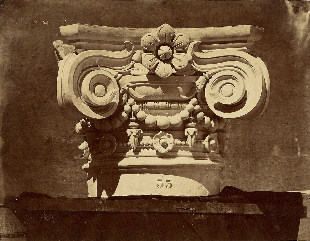 Chapiteau des colonnes du vestibule circulaire. by Louis Émile Durandelle