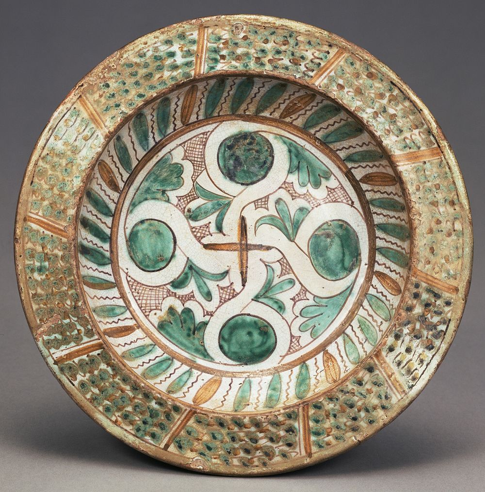 Green-Painted Dish with an Interlace Pattern