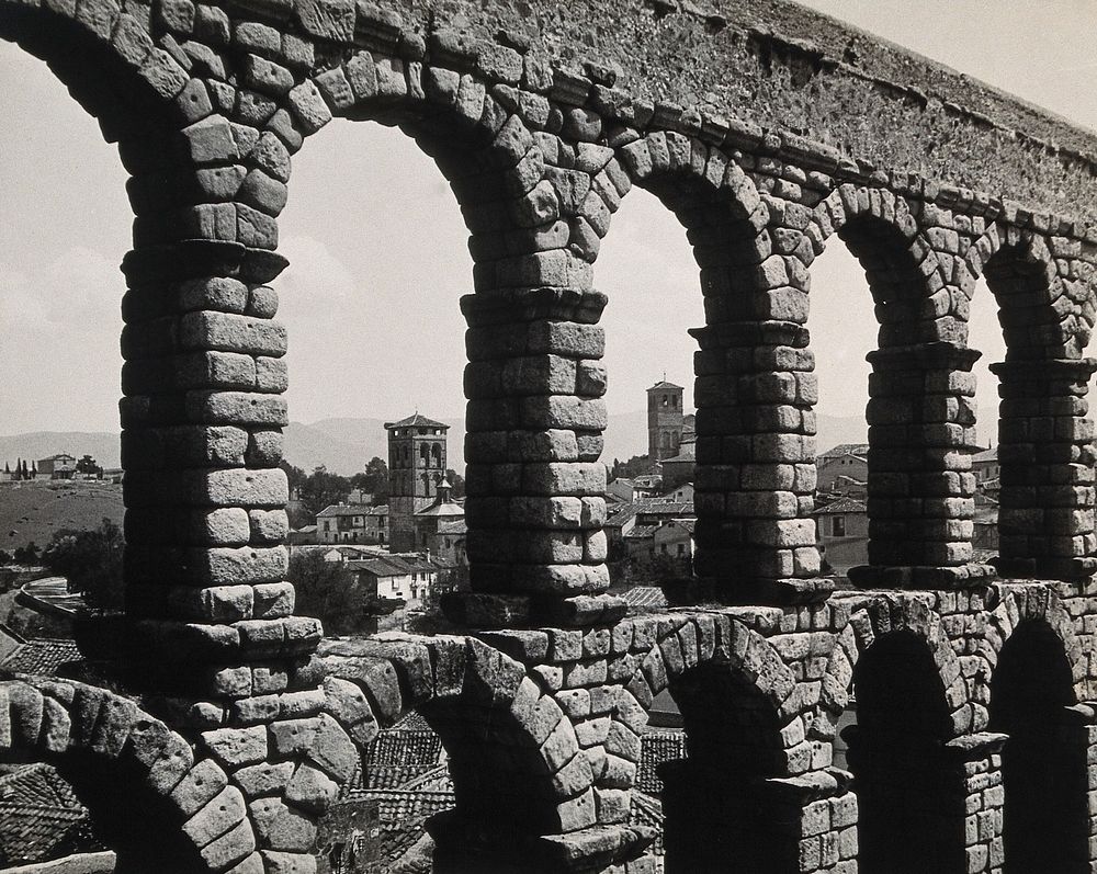 Arches of a Roman aqueduct, Segovia, Spain. Photograph by Foto Aida, 1910/1936.