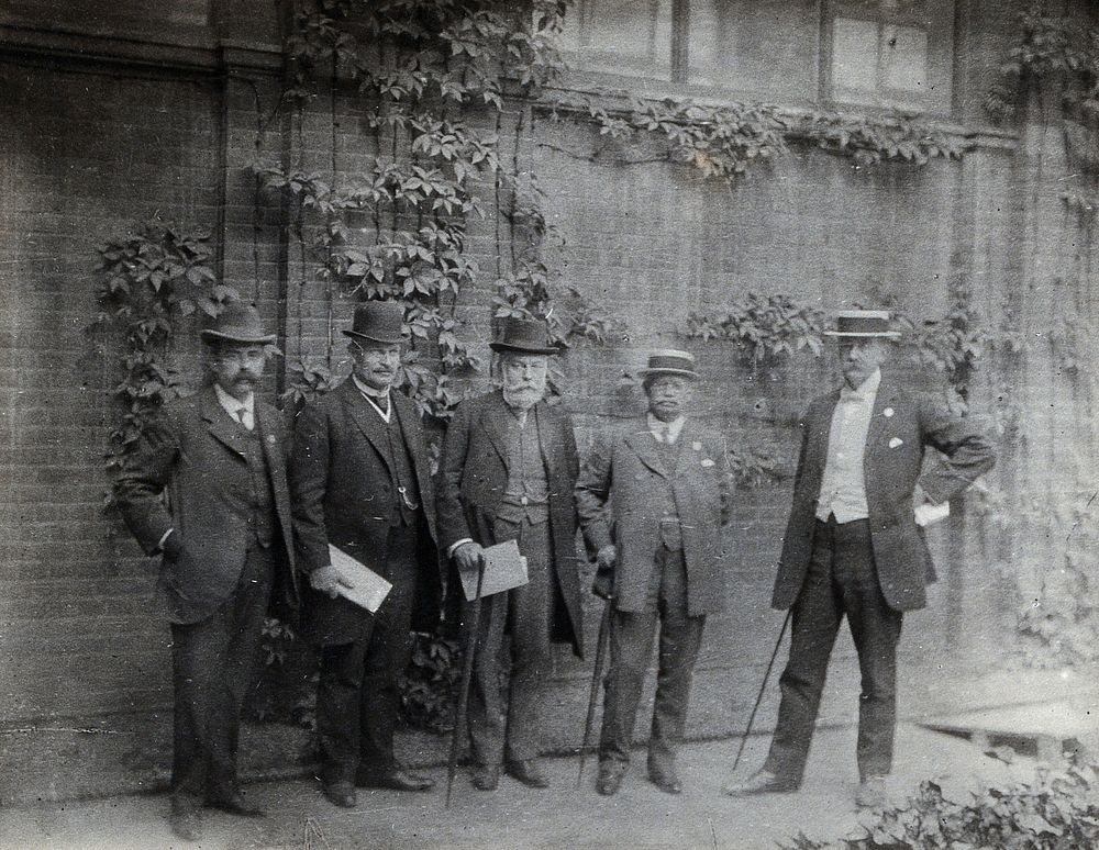 Edward Theodore Brewis, Hermann Thoms, Frederick Belding Power, Peter MacEwan and William Lamond Howie. Photograph, 1909.