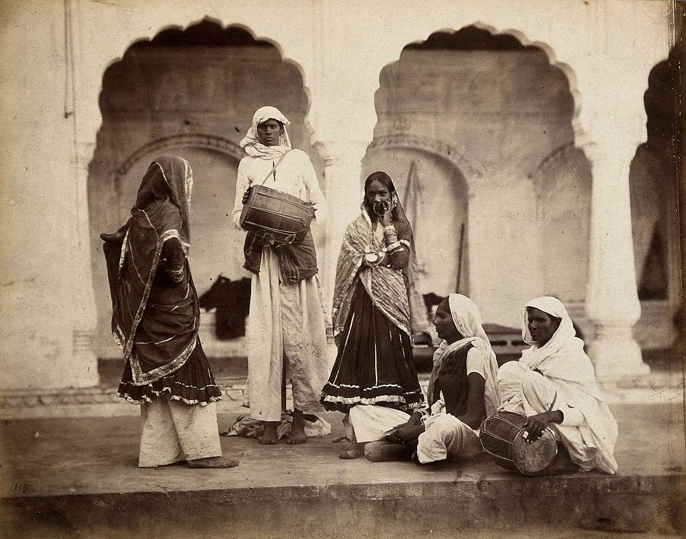 India : musicians, with drums, in traditional dress. Photograph, 1880/1900 .