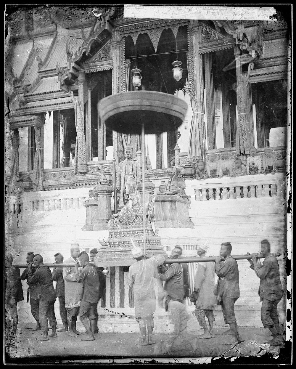 Siam (Thailand): the tonsurate ceremony of Prince Chulalongkorn, day 2. Photograph by John Thomson, 1865.