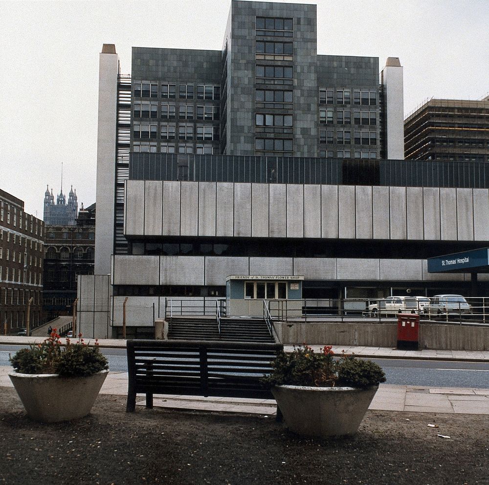 St. Thomas' Hospital, London, England: exterior. Photograph by H. Windsley, 1972.