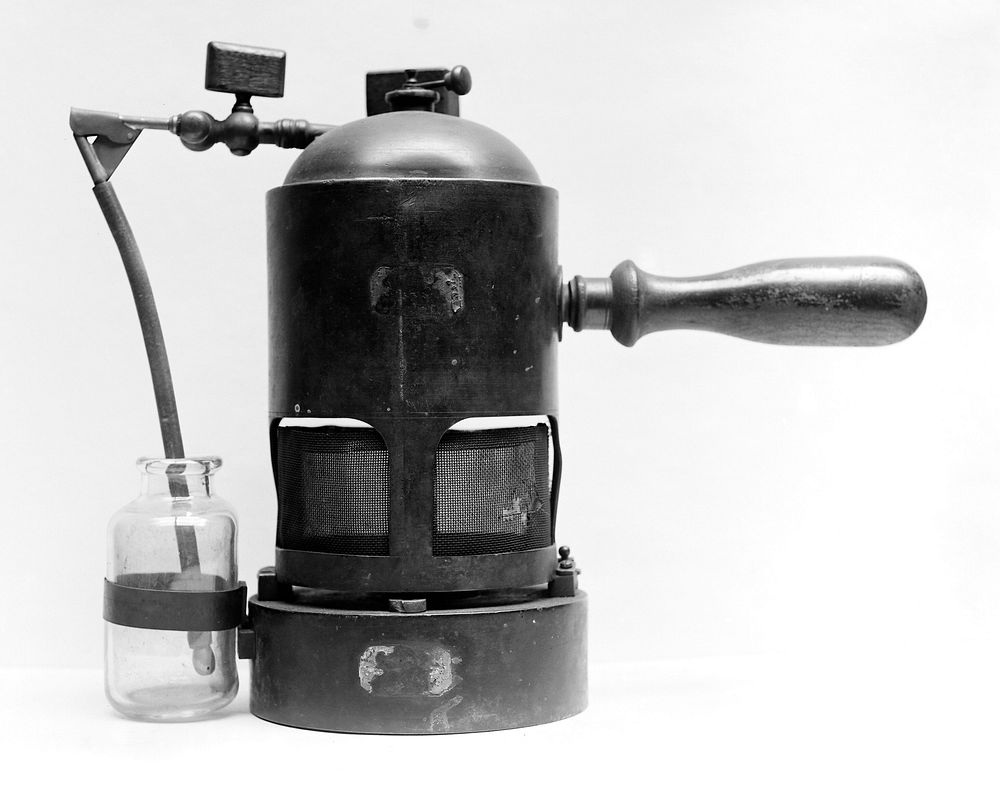 Steam spray used by Joseph Lister. Photograph.