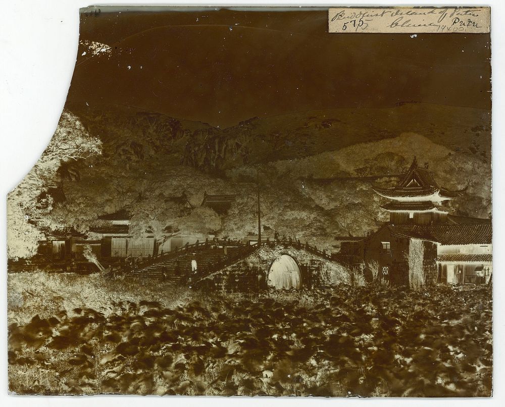 Putu, Hupeh province, China. Photograph by John Thomson, ca. 1870.