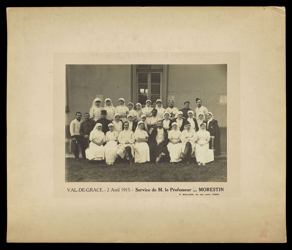H. Morestin and the staff of Val-de-Grace. Photograph by P. Ballara, 1915.
