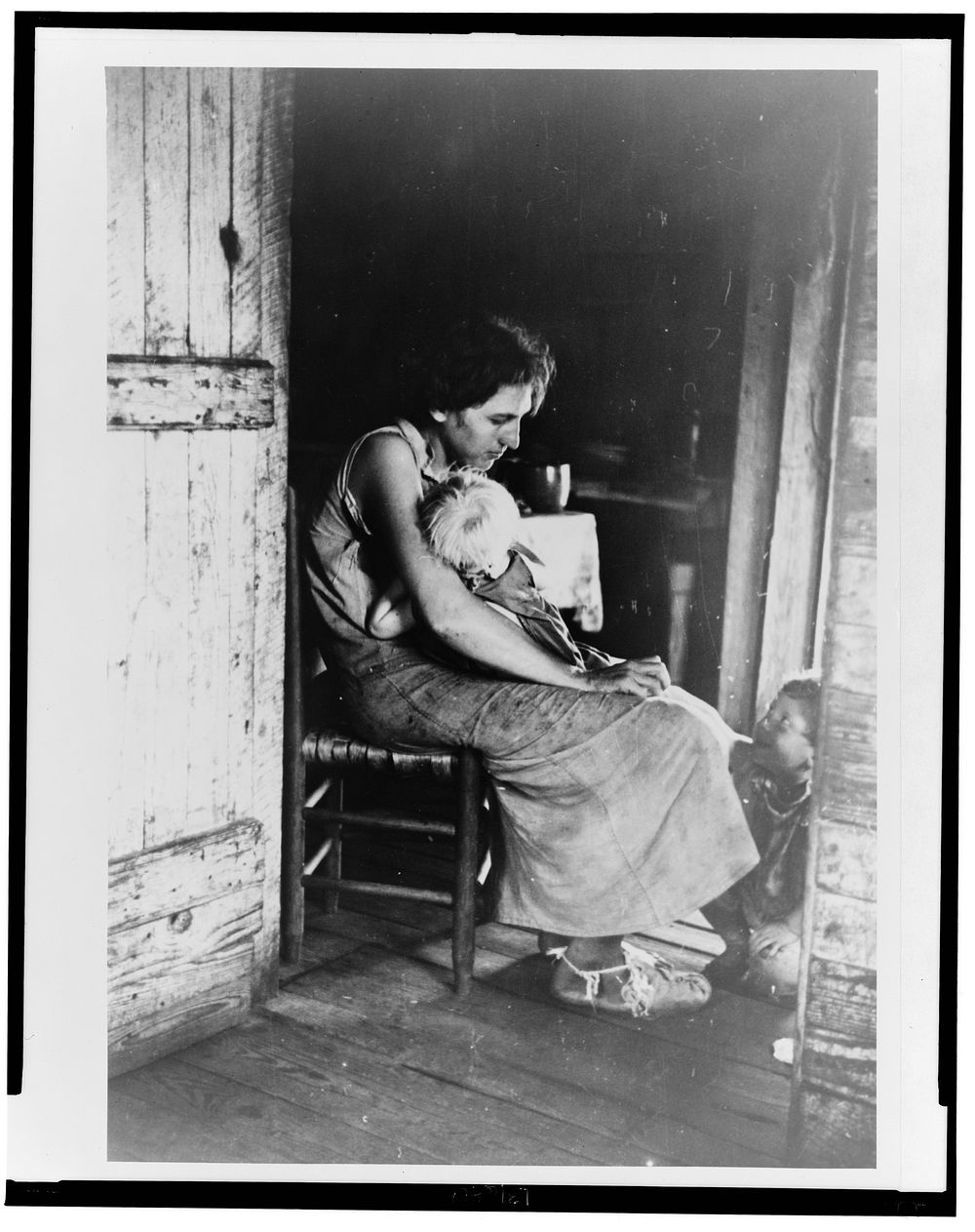 Lily Rogers Fields and children. Hale County, Alabama. Sourced from the Library of Congress.