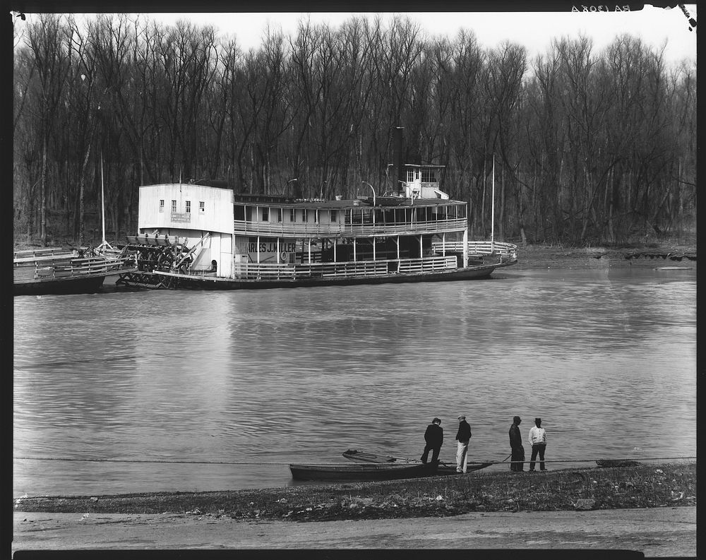 Ferry and river men. Vicksburg, Mississippi. Sourced from the Library of Congress.