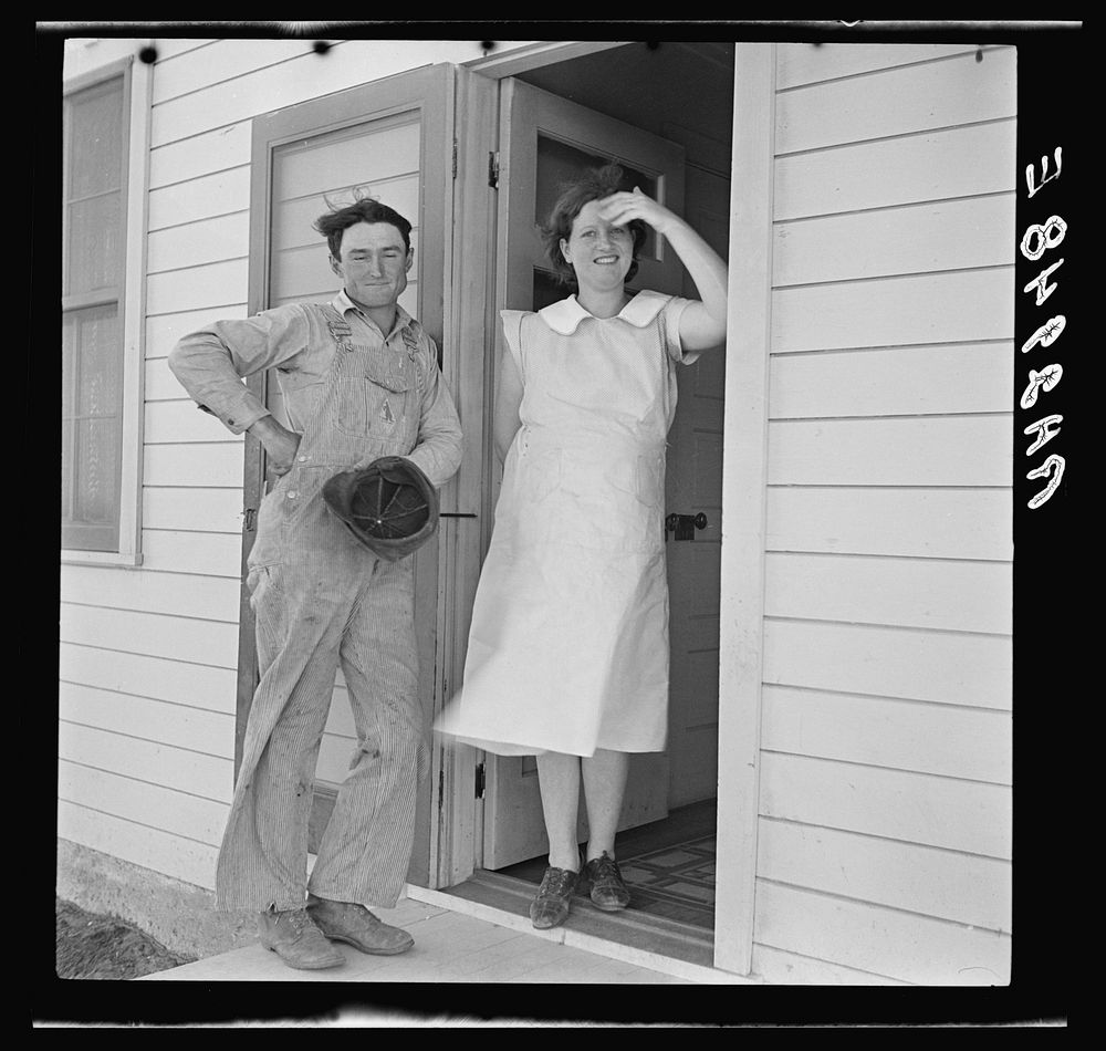 Resettled farmer and wife. Ropesville community, Hockley County, Texas. Sourced from the Library of Congress.