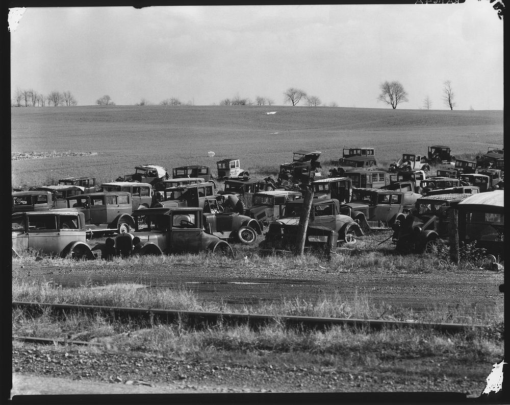 Auto dump near Easton, Pennsylvania. Sourced from the Library of Congress.