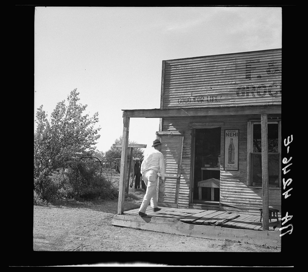 Grocery store in mining community. Cherokee County, Kansas. Sourced from the Library of Congress.