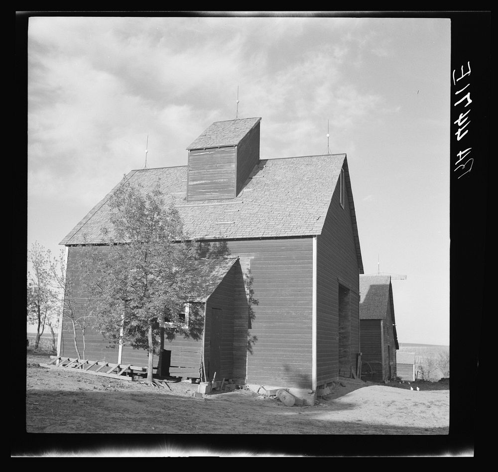 Barn on farm to which rehabilitation client was able to move with Resettlement Administration help. Custer County, Nebraska.…