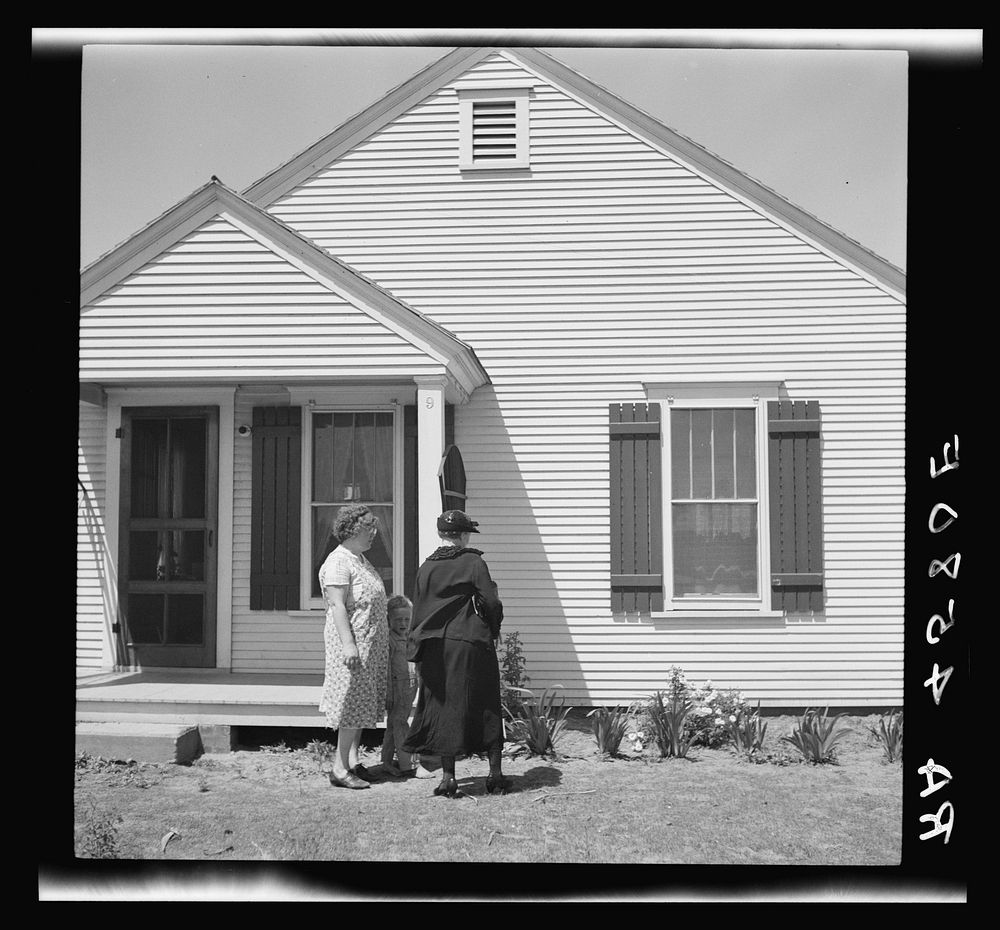 Home supervisor and farm wife discuss home problems. Fairbury Farmsteads, Nebraska. Sourced from the Library of Congress.
