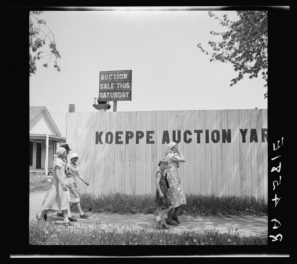 Hurrying to the auction. Kearney, Nebraska. Sourced from the Library of Congress.