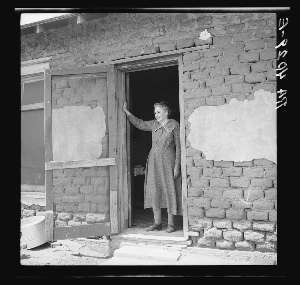 One of the pioneer women of the Oklahoma Panhandle dust bowl. Sourced from the Library of Congress.
