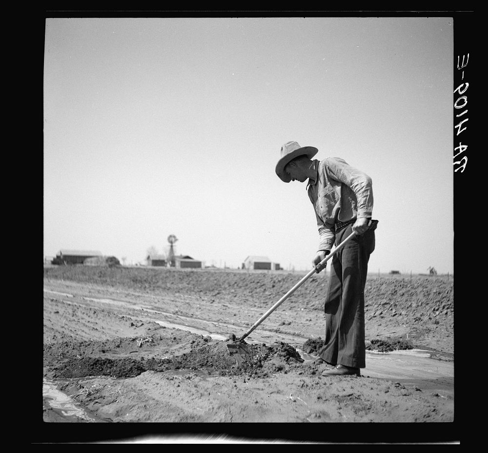 Fighting the drought and dust with irrigation. Cimarron County, Oklahoma. Sourced from the Library of Congress.