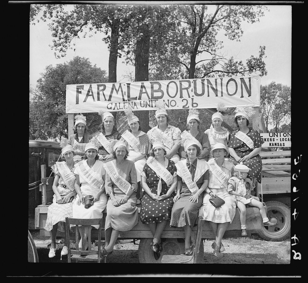 Wives of farmer laborites. Columbus, Kansas. Sourced from the Library of Congress.