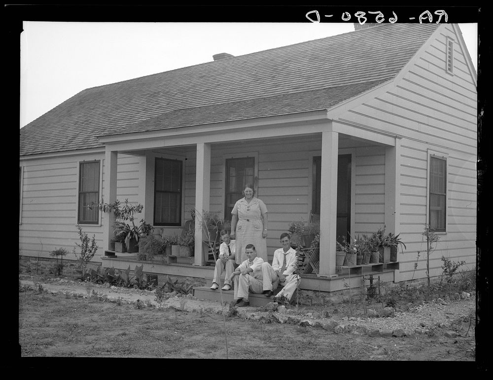 Five-room house and family at the Palmerdale Homesteads near Birmingham, Alabama. Sourced from the Library of Congress.
