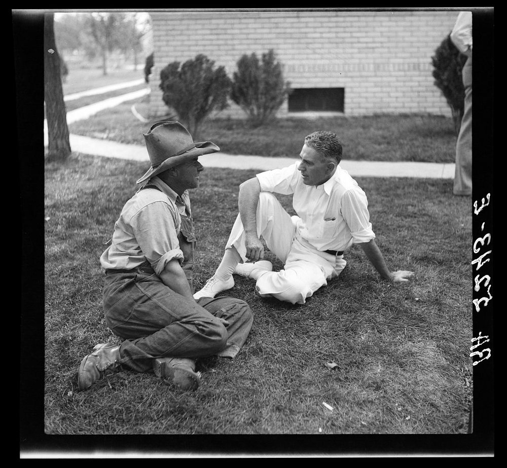 Dr. Tugwell confers with farmer on lawn of courthouse. Springfield, Colorado. Sourced from the Library of Congress.