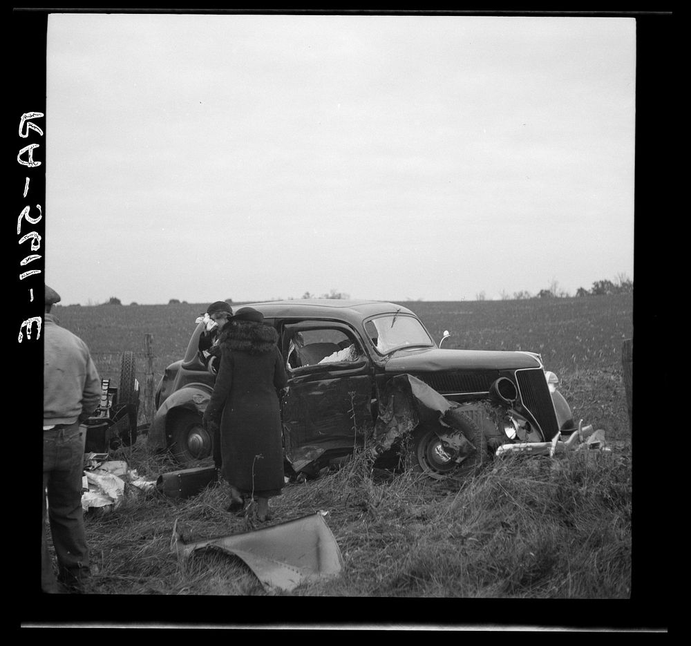 An automobile accident on the U.S. 40 between Hagerstown and Cumberland, Maryland. Sourced from the Library of Congress.