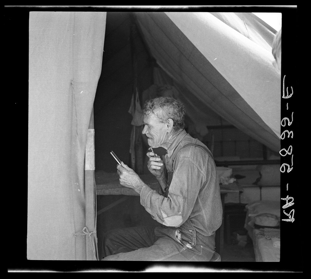 A migrant packinghouse worker shaving. Deerfield Florida. Sourced from the Library of Congress.