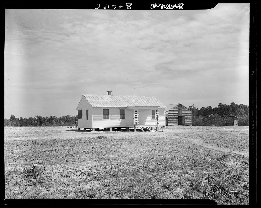 House at Roanoke Farms, North Carolina. Sourced from the Library of Congress.