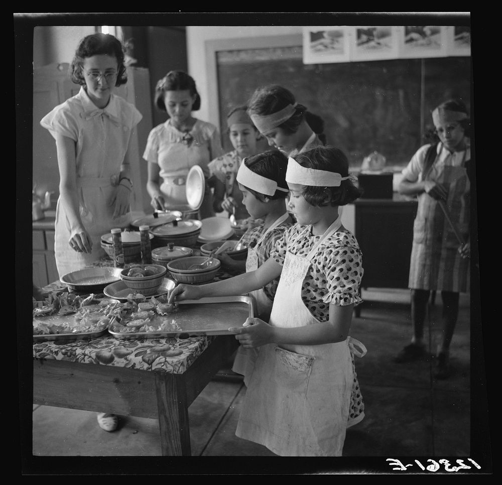 Children studying domestic science in the La Plata project. Puerto Rico. Sourced from the Library of Congress.