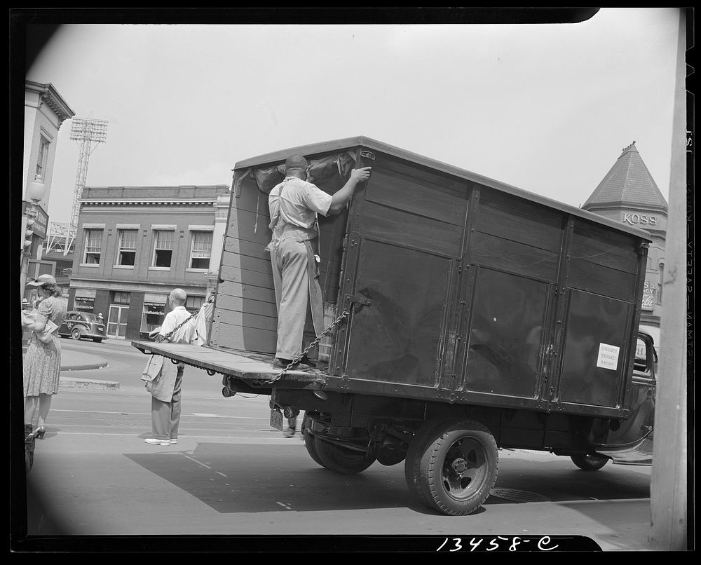 Washington, D.C. Government truck. Sourced from the Library of Congress.