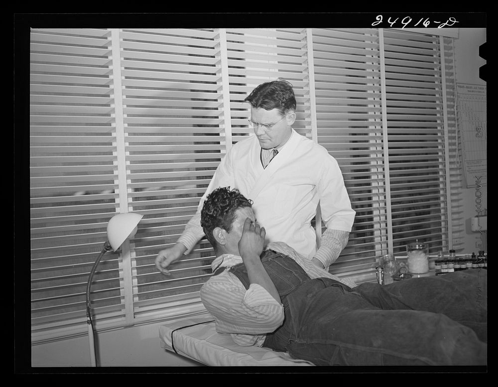 [Untitled photo, possibly related to: Doctor examining patient. Robstown FSA (Farm Security Administration) camp, Texas].…