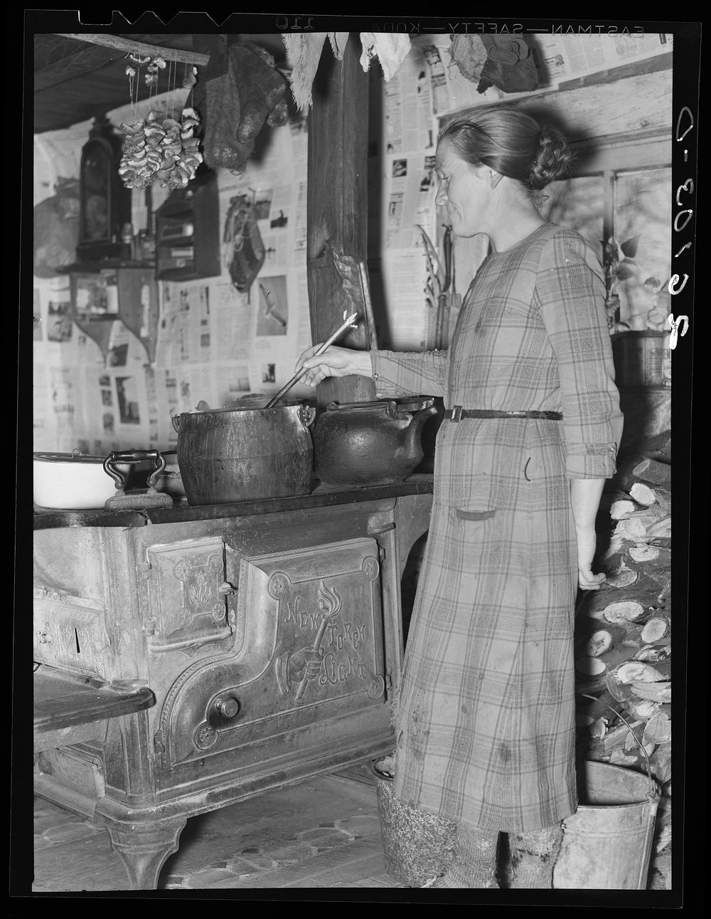 Daughter of Minnie Knox cooking soup. Garrett County, Maryland. Sourced from the Library of Congress.