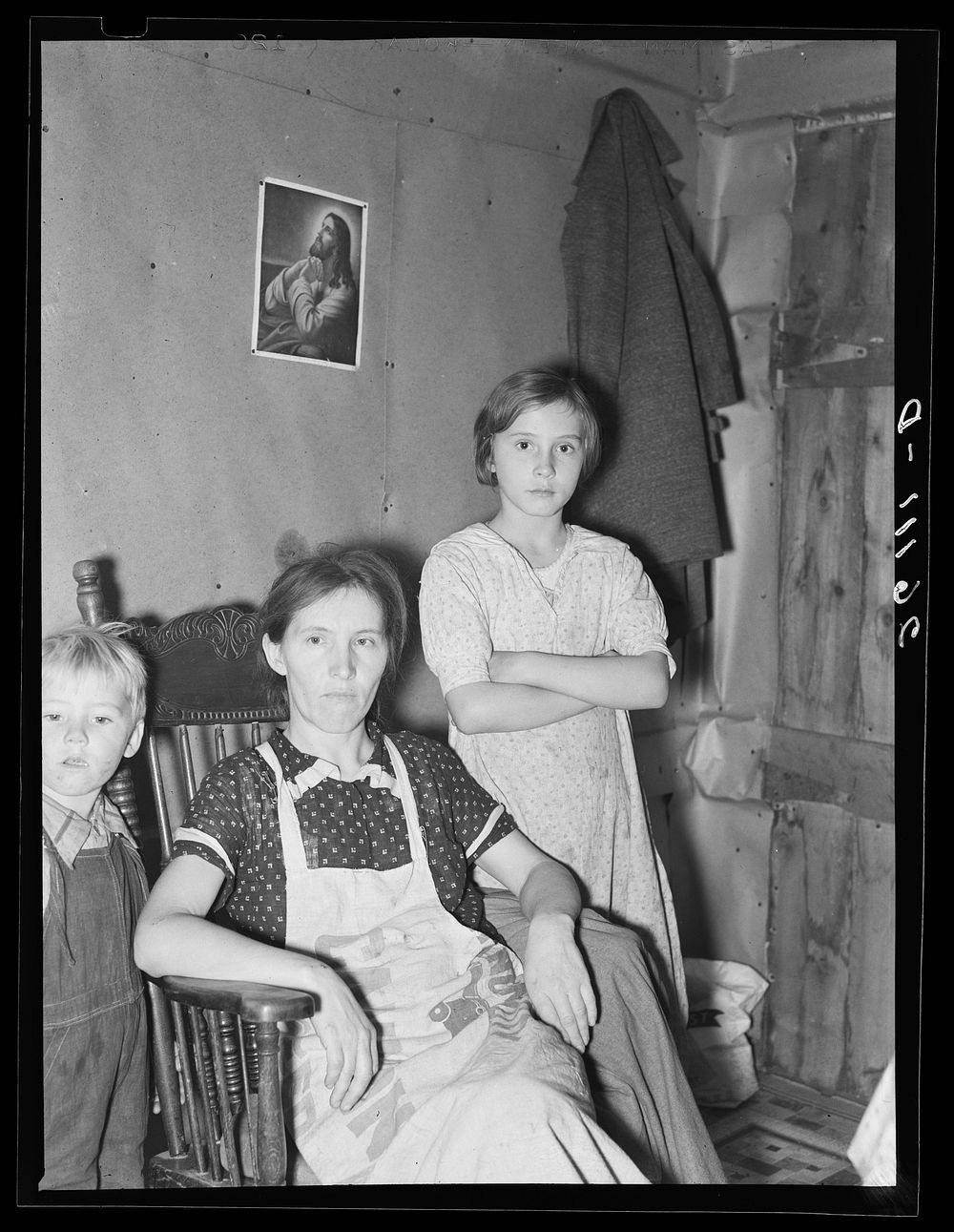 Mrs. Valentine with two of her seven children. Bedford County, Pennsylvania. Sourced from the Library of Congress.