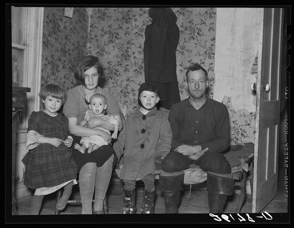 Ralph Wallace and family. Oswego County, New York. Sourced from the Library of Congress.