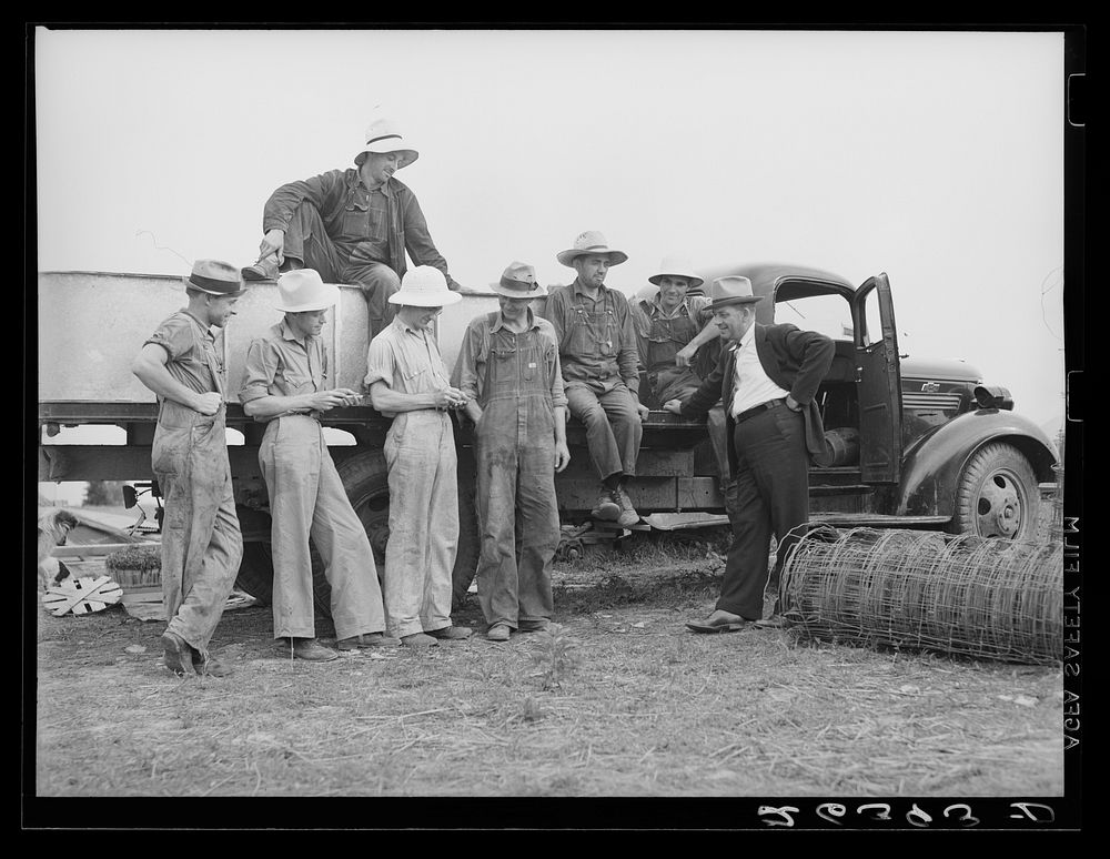 Members of the Wabash Farms cooperative discussing their work with the project manager. Sourced from the Library of Congress.