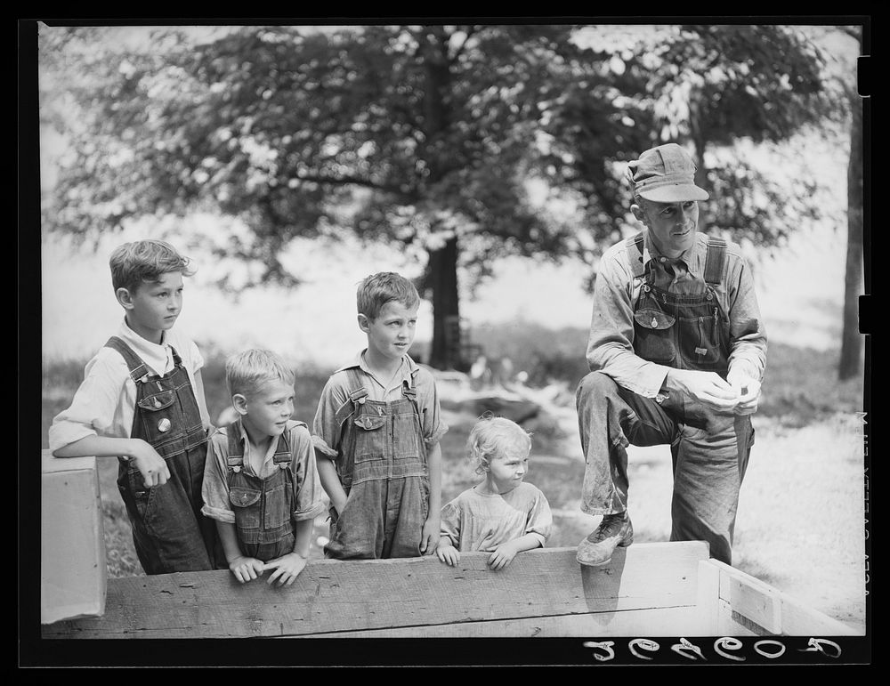 Ross Lundy and his children. Family will be resettled at Wabash Farms, Indiana. Sourced from the Library of Congress.