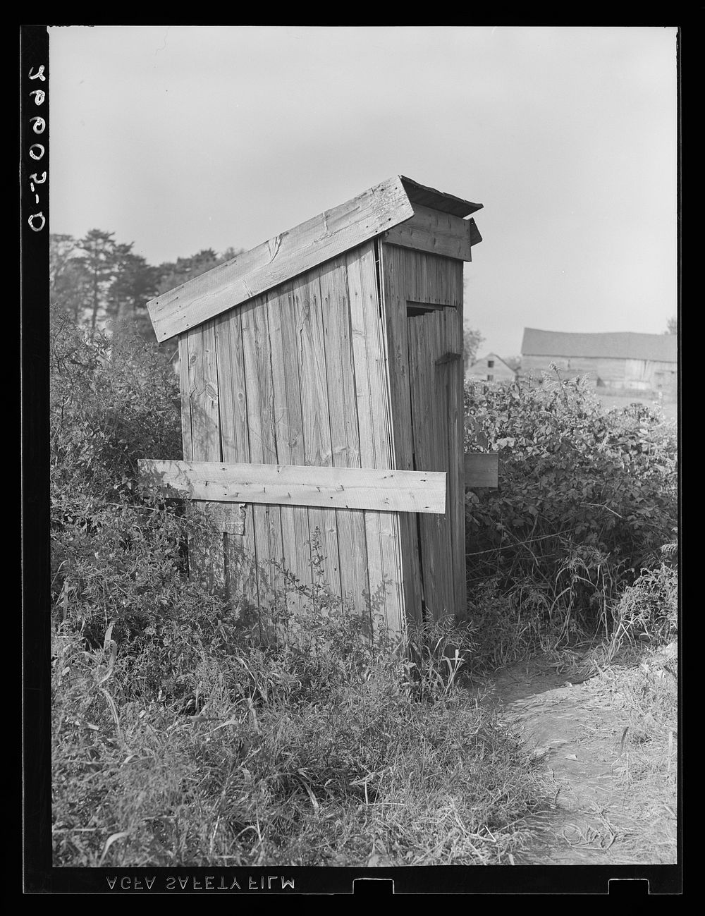 Portable privy used by over 200 cranberry pickers. Burlington County, New Jersey. Sourced from the Library of Congress.